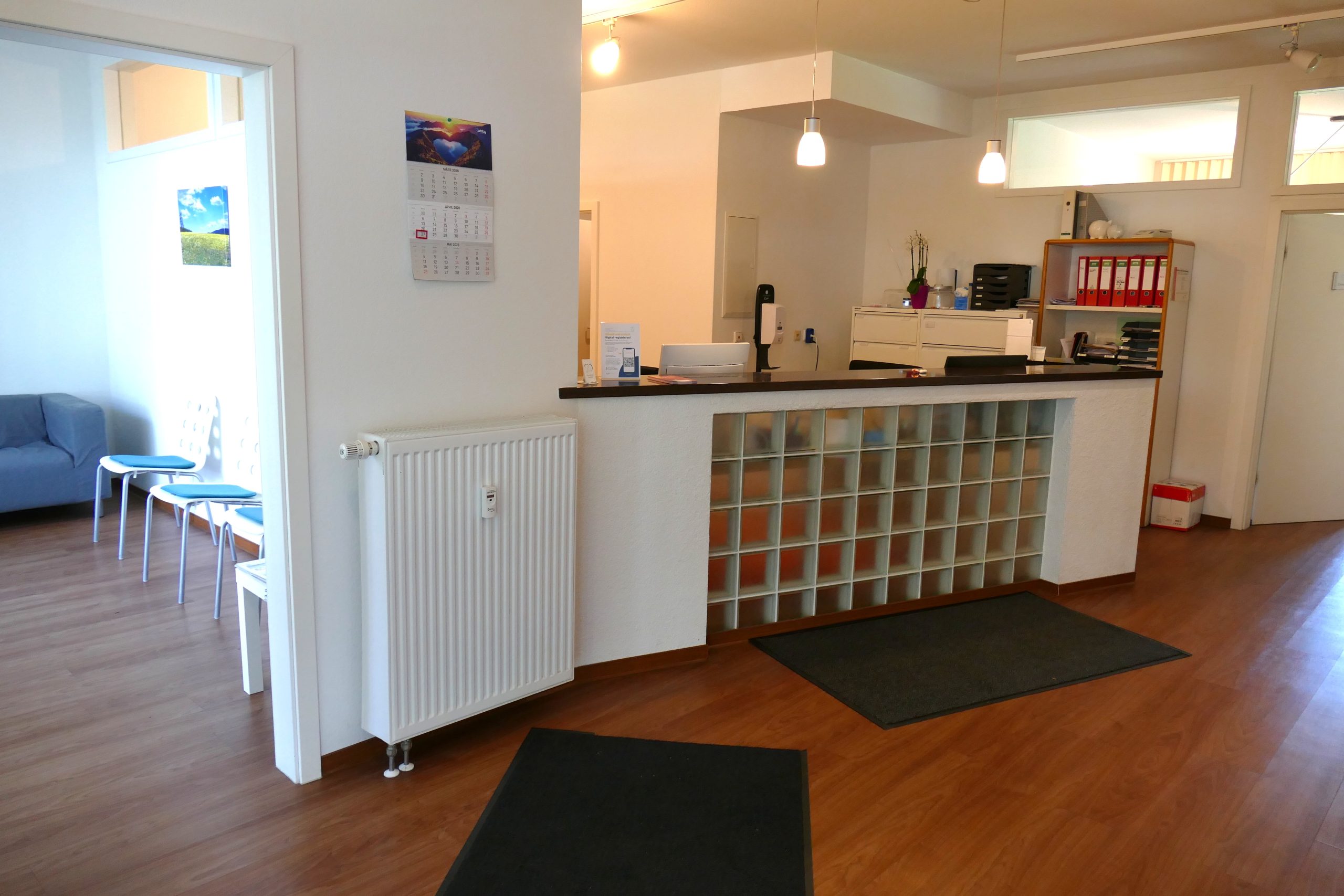 Ansicht Rezeption und Blick ins Wartezimmer